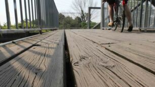 Monza, la passerella in legno sulla ciclabile di via Val d’Ossola