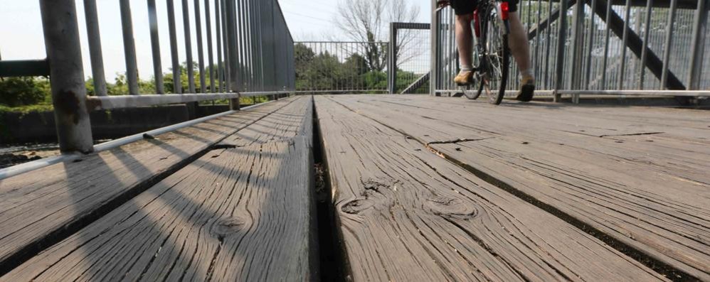 Monza, la passerella in legno sulla ciclabile di via Val d’Ossola