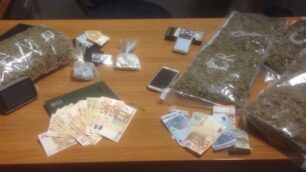 La droga e il denaro sequestrati ai due limbiatesi