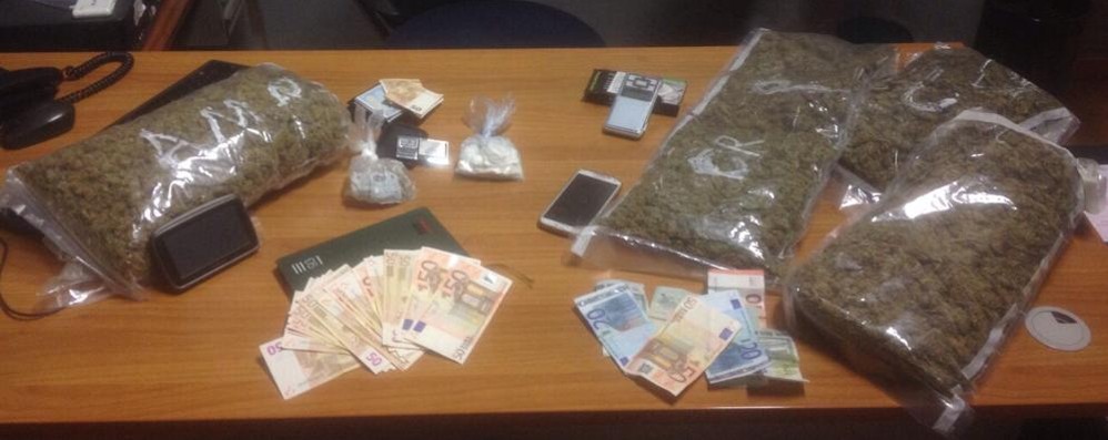 La droga e il denaro sequestrati ai due limbiatesi