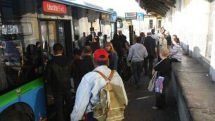 La stazione dei pullman a piazza Castello a Monza