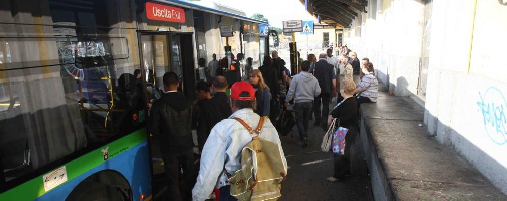 La stazione dei pullman a piazza Castello a Monza