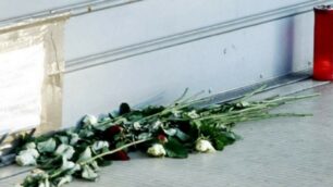 I fiori davanti all’ufficio dove è stato ucciso Paolo Vivacqua.