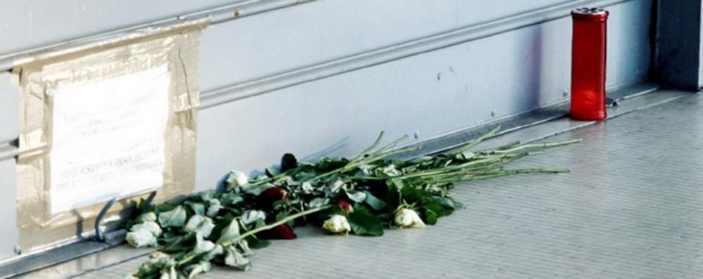 I fiori davanti all’ufficio dove è stato ucciso Paolo Vivacqua.