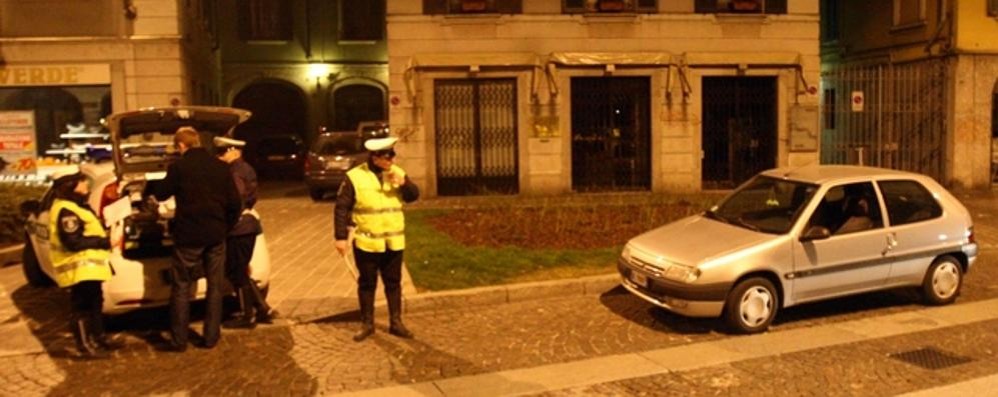 Controlli notturni della polizia locale a Monza