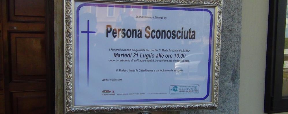 Il cartello funebre davanti alla chiesa parrocchiale di Lesmo