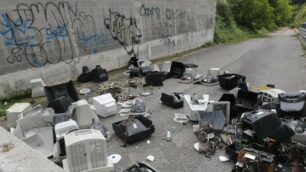 Una delle abituali discariche sui tratti incompleti della Sp 6