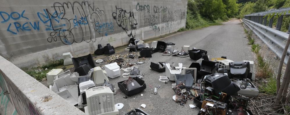 Una delle abituali discariche sui tratti incompleti della Sp 6