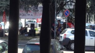 Il picchetto di protesta davanti al tribunale di Monza