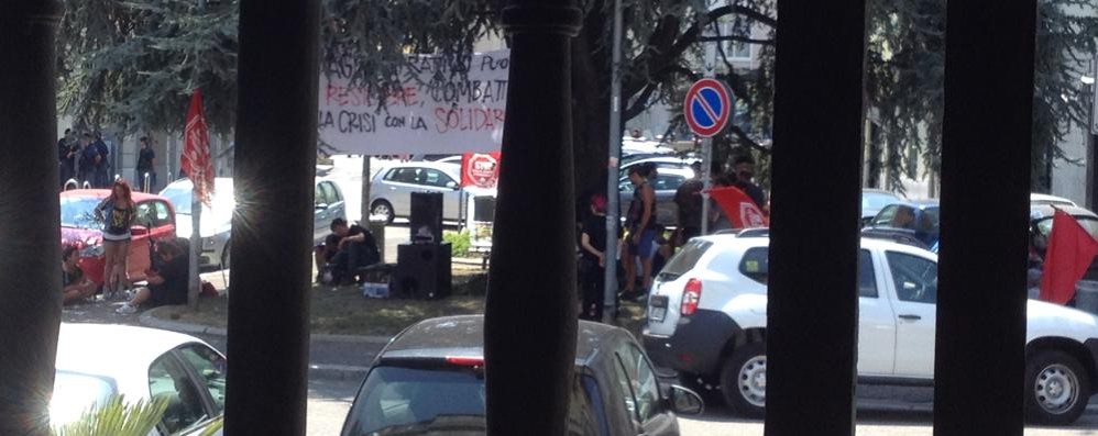 Il picchetto di protesta davanti al tribunale di Monza