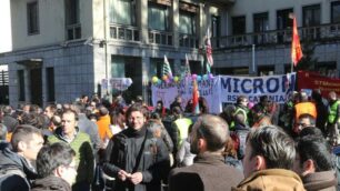 Un presidio dei lavoratori Micron a Monza nei mesi scorsi