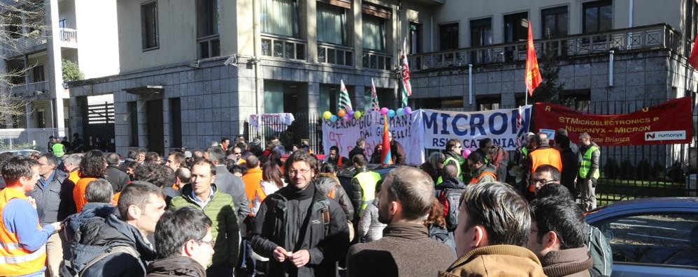 Un presidio dei lavoratori Micron a Monza nei mesi scorsi