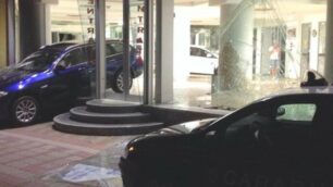 Spaccata nel salone di via Erba: l’auto incastrata, i ladri in fuga