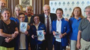 Foto di gruppo con gli atleti in partenza per Los Angeles in sala giunta a Monza