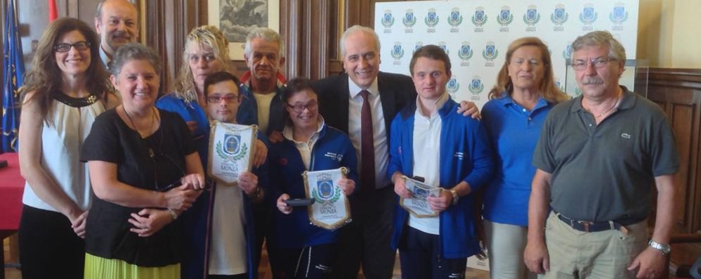 Foto di gruppo con gli atleti in partenza per Los Angeles in sala giunta a Monza