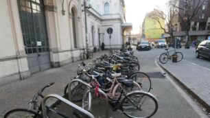 Biciclette parcheggiate alla stazione di Monza