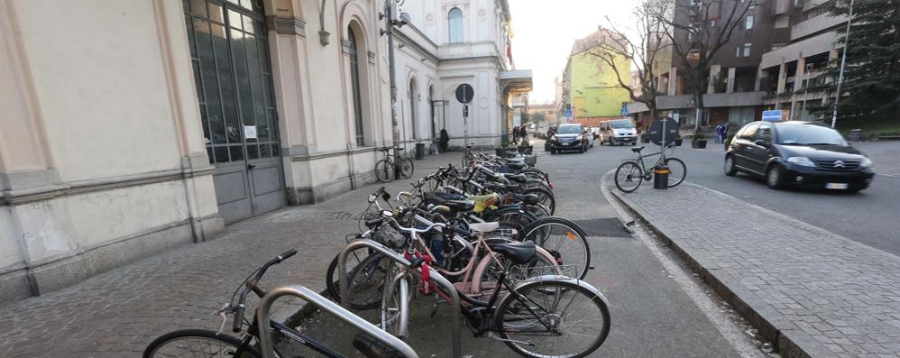 Biciclette parcheggiate alla stazione di Monza