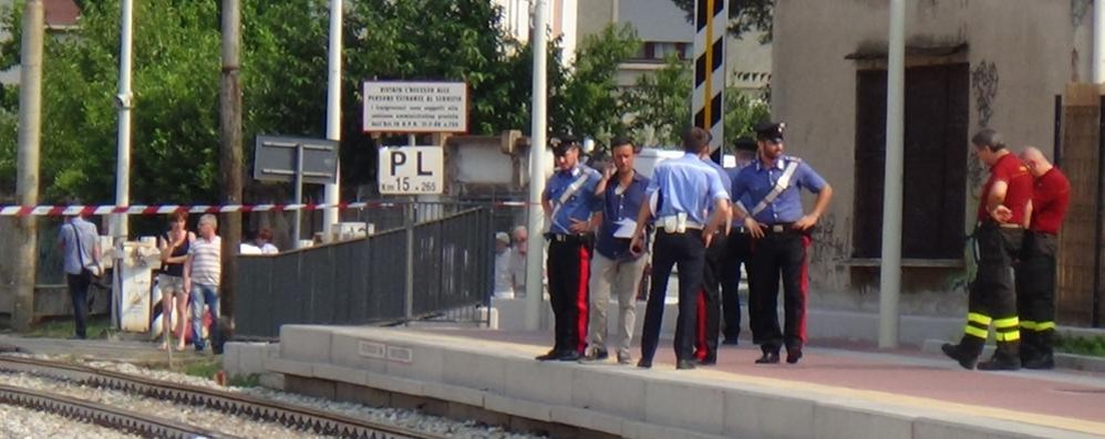 Varedo, forze dell’ordine alla stazione dopo l’incidente mortale