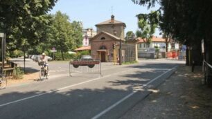 Villasanta - Il cancello d’ingresso del parco è stato rovinato la notte tra sabato e domenica. Tolto, deve essere riparato Foto Radaelli