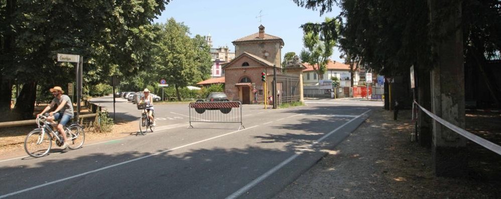 Villasanta - Il cancello d’ingresso del parco è stato rovinato la notte tra sabato e domenica. Tolto, deve essere riparato Foto Radaelli