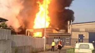 L’incendio di via Locatelli nella foto scattata dalla Croce rossa di Nova Milanese