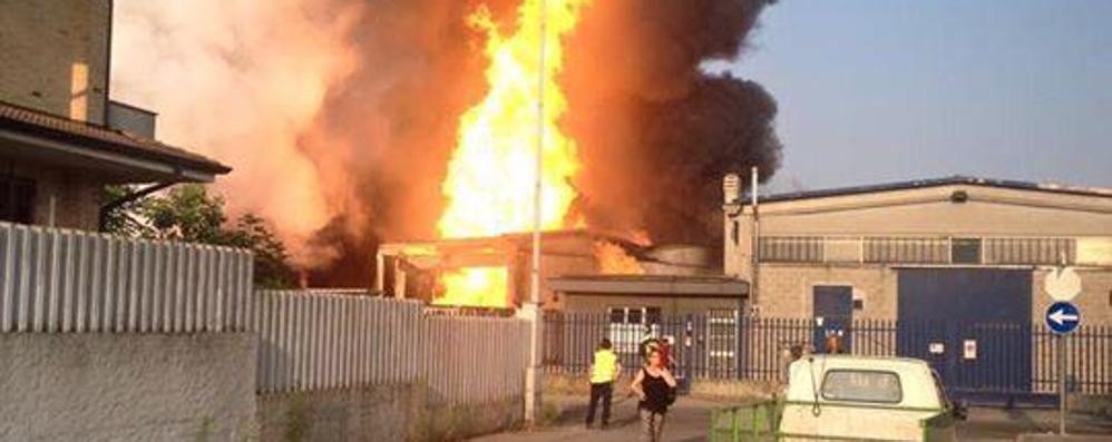 L’incendio di via Locatelli nella foto scattata dalla Croce rossa di Nova Milanese