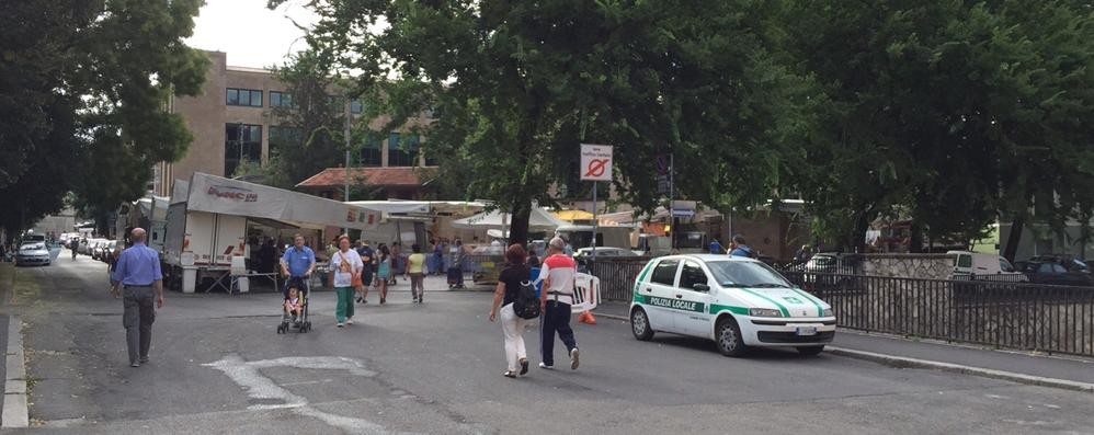 Monza, la polizia locale all’ingresso della Ztl da via Colombo