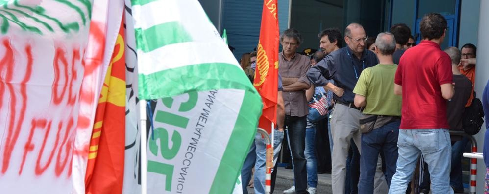 Agrate - Sciopero ditta ST sul problema part time