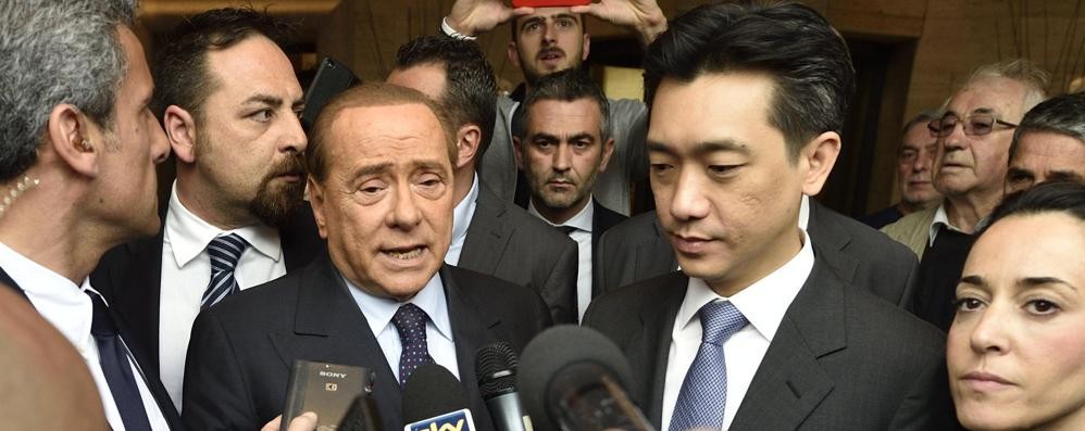 Silvio Berlusconi  e Mr Bee    hanno trovato un primo accordo sul passaggio delle azioni  del Milan a  Taechaubol