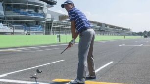 Matteo Manassero in pole position prepara il drive che manderà la pallina alla prima variante