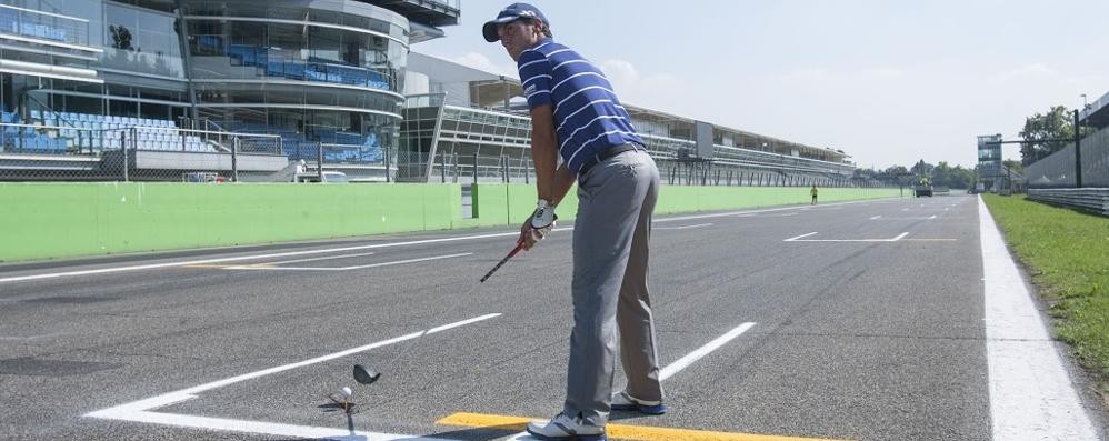 Matteo Manassero in pole position prepara il drive che manderà la pallina alla prima variante