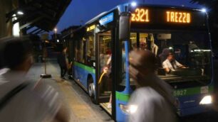 Il terminal degli autobus in piazza Castello a Monza