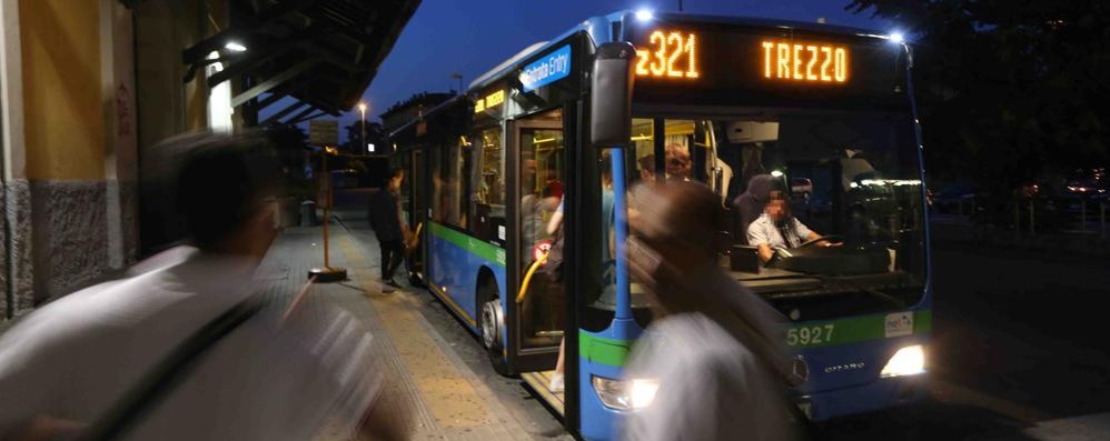 Il terminal degli autobus in piazza Castello a Monza