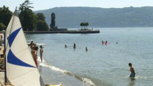 Bagnanti in spiaggia a Cerro di Laveno Mombello