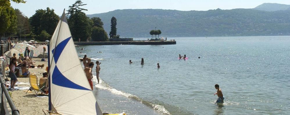 Bagnanti in spiaggia a Cerro di Laveno Mombello