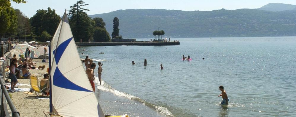 Bagnanti in spiaggia a Cerro di Laveno Mombello