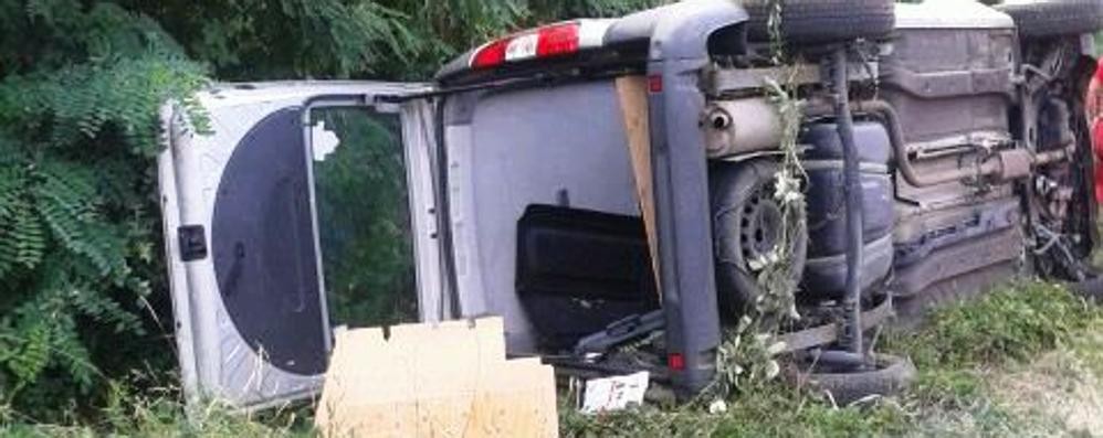 L’auto ribaltata dopo l’incidente