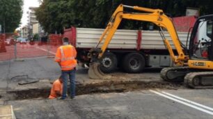 I lavori in via Borgazzi: dovrebbero terminare sabato 22 agosto