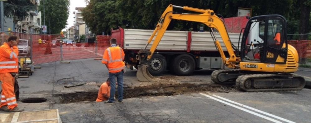 I lavori in via Borgazzi: dovrebbero terminare sabato 22 agosto