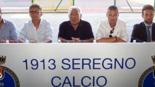 Da sinistra Stefano Casiraghi, assessore allo Sport, Edoardo Mazza, sindaco, Paolo Di Nunno, presidente, Emanuele Riboldi, direttore generale, e Manuel Sandolini, avvocato.