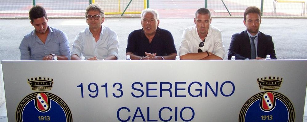 Da sinistra Stefano Casiraghi, assessore allo Sport, Edoardo Mazza, sindaco, Paolo Di Nunno, presidente, Emanuele Riboldi, direttore generale, e Manuel Sandolini, avvocato.