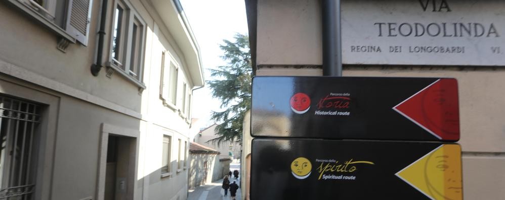 Cartelli turistici in centro a Monza