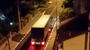 Un’immagine tratta dal video realizzato in notturna dai residenti