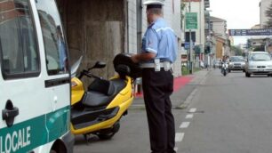 Un controllo della Polizia locale lissonese, da questo mese le pattuglie gireranno anche in borghese