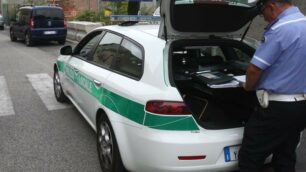 Un agente impegnato nei rilievi si un incidente stradale