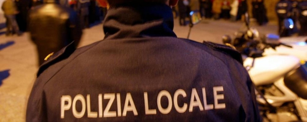 L’anziano è stato tratto in salvo dagli agenti della polizia locale