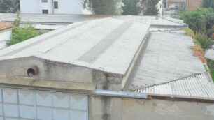 Il tetto in eternit in via Correggio