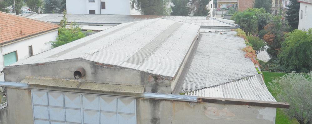 Il tetto in eternit in via Correggio