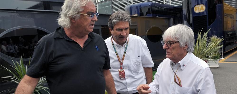 Ecclestone (con Briatore) nei box del circuito di Monza