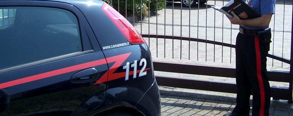 Ora il ladro cerca di nascondersi sotto al letto. Ma a Paderno Dugnano i carabinieri lo hanno arrestato mentre cercava di ripulire un appartamento